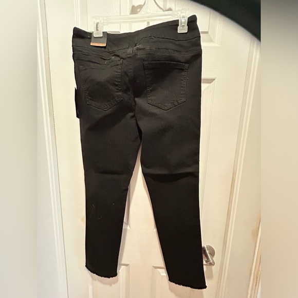 💥SALE💥GG Jeans new with tags. Ankle pants. Size 10. - Picture 4 of 7